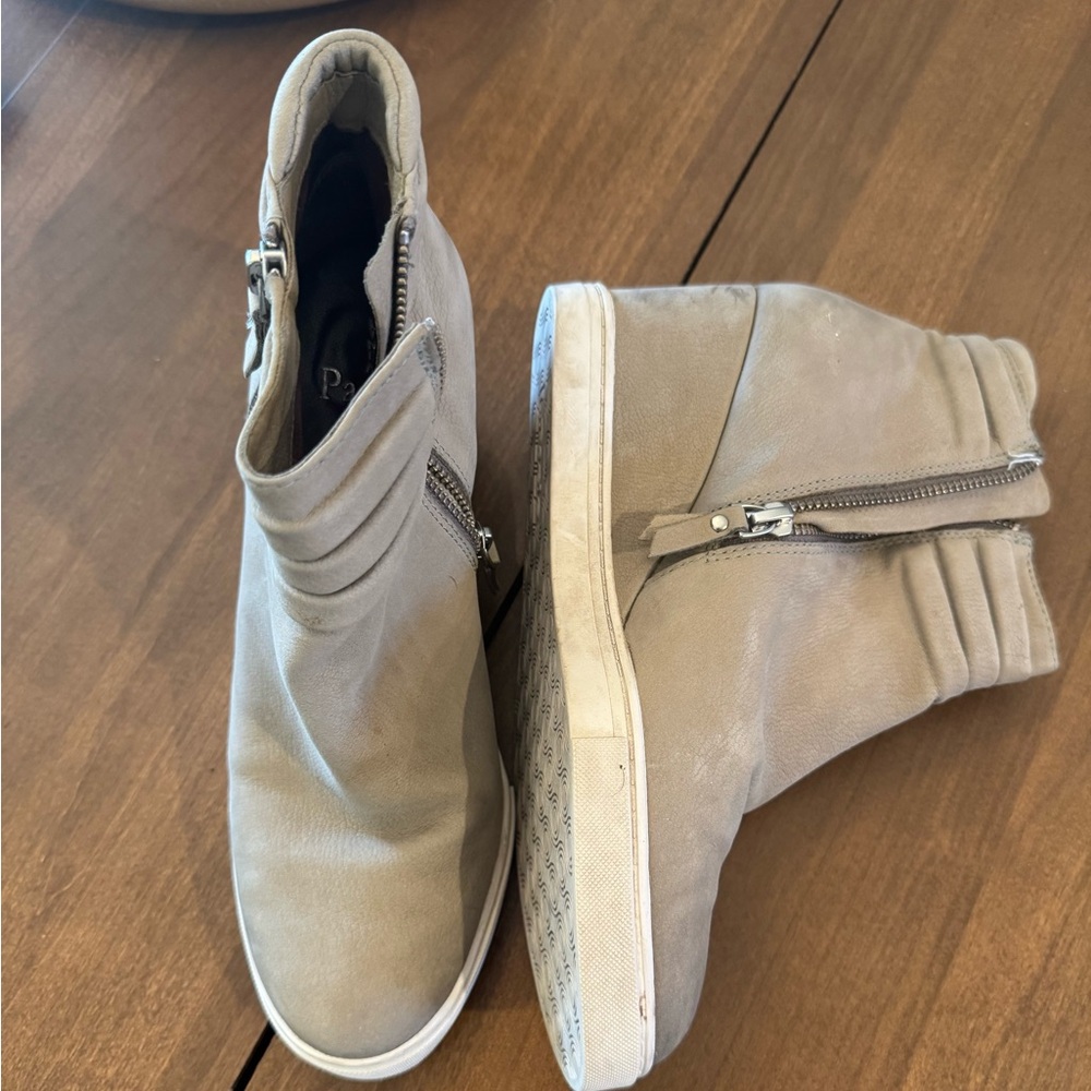 Wedged shoes